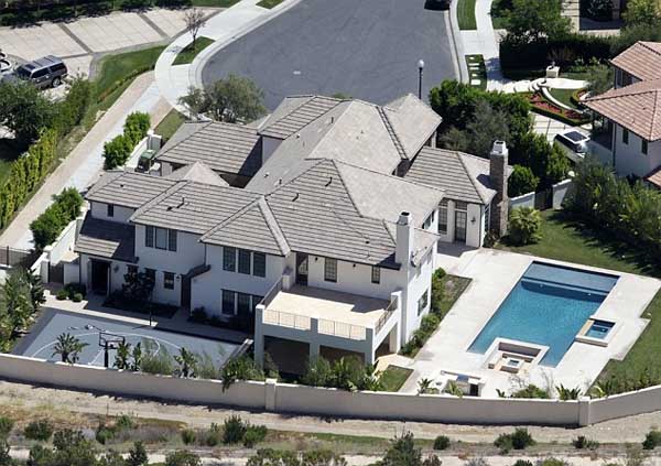 A picture of Katie Holmes house.